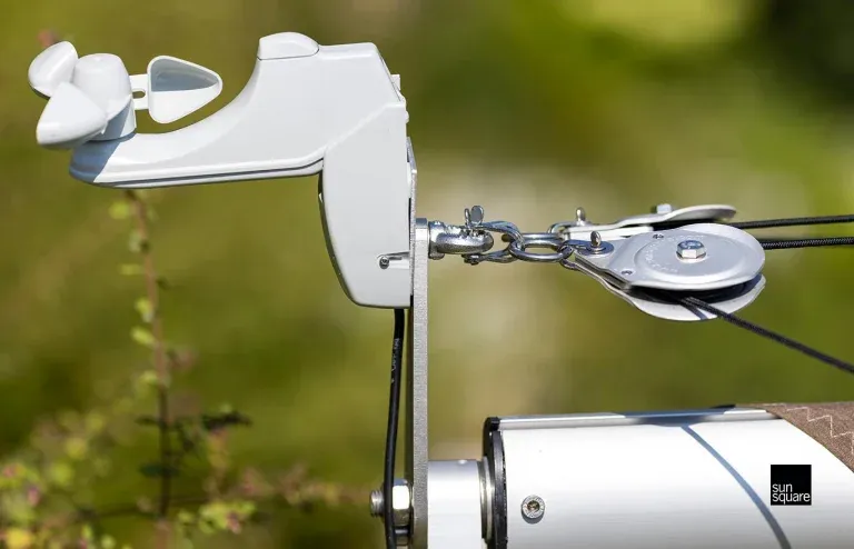 Nahaufnahme einer Wetterstation an einem Sonnensegel.