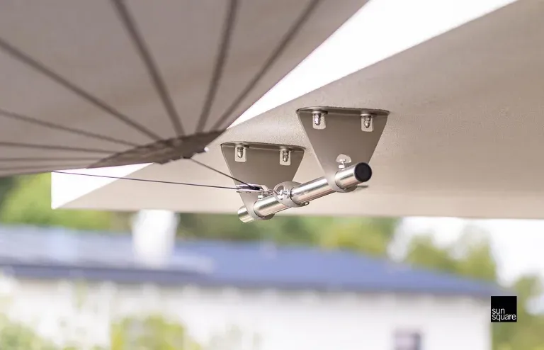 Nahaufnahme einer Befestigungshalterung eines Sonnensegels.